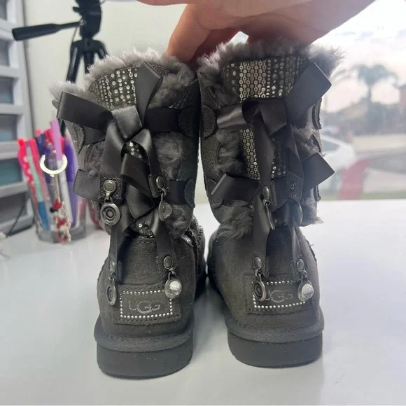 UGG Ugg Bailey Bow
Bling Flat Boot Sparkly Gray Boots Size 6 - Picture 11 of 15